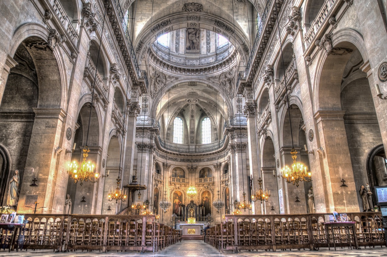 İlahi Aşkın İfadesi Fransa'nın Muhteşem Katedralleri ve Bazilikalarının Romantik Atmosferi
