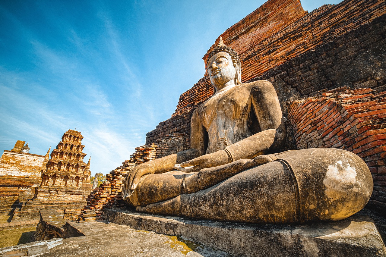 Buddha Heykellerinin İhtişamı Tayland'ın Tapınaklarında Sanatsal Miras