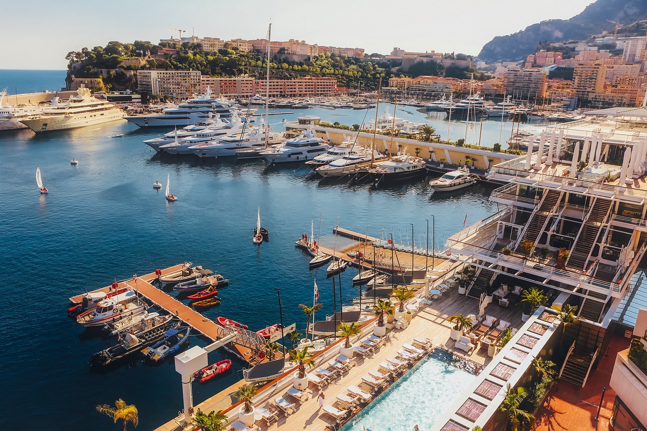 Fransız Rivierası'nın Doğal GüzellikleriFransız Rivierası'nda doğanın etkileyici manzaralarını keşfetmek için Cannes, Nice ve Saint-Tropez şehirlerine gitmek yeterli.