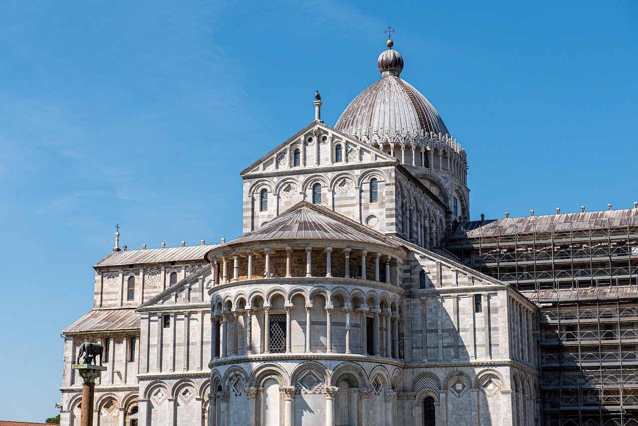 Dini İnşaatların Büyüleyici Dünyası Fransa'nın Tarihi Katedralleri ve Bazilikalarının Keşfi