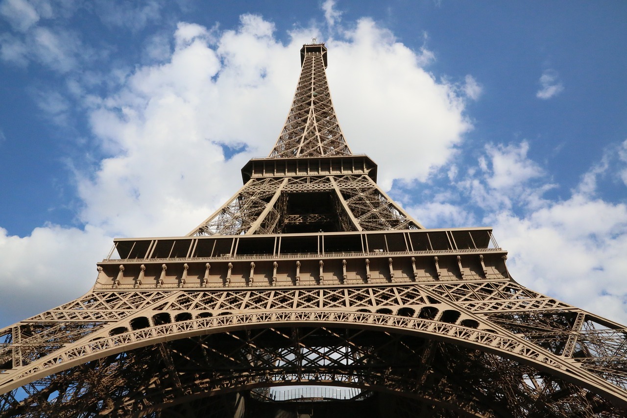 Paris'in Masalsı Dokusu Eiffel Kulesi, Louvre Müzesi ve Montmartre ile Şehrin Büyülü Atmosferi