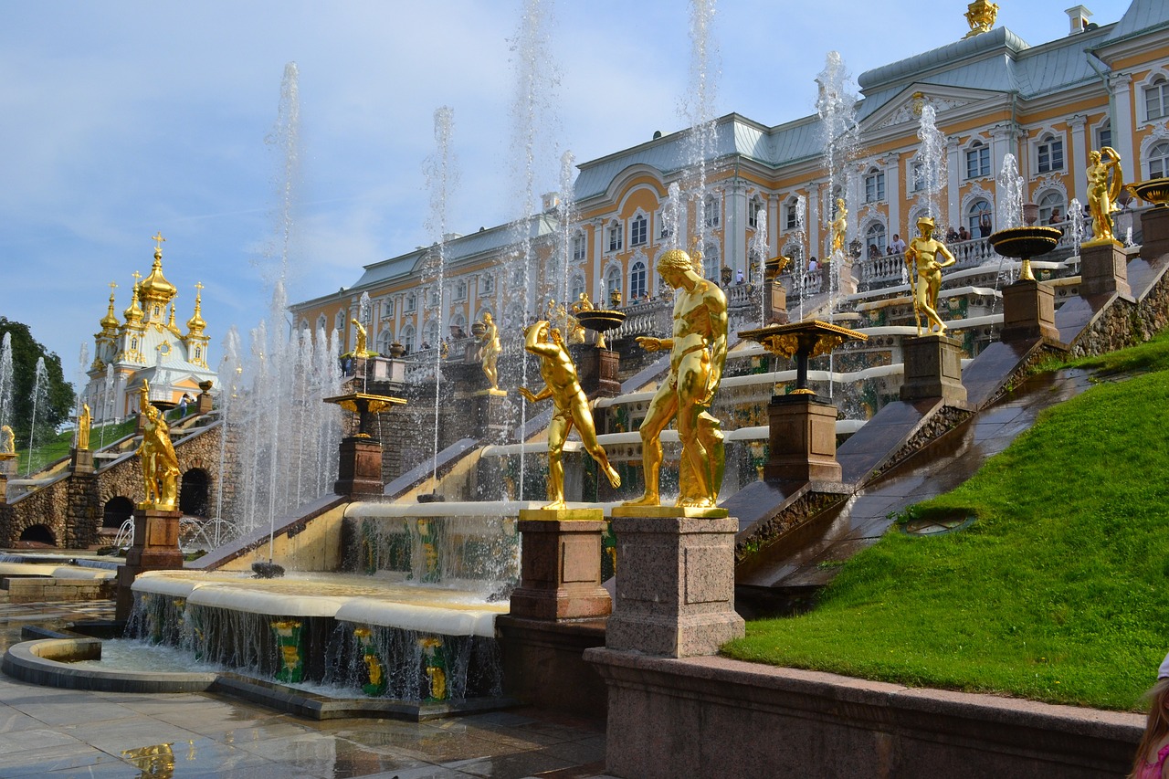 Peterhof Sarayı San Petersburg'un Tarihi ve Mimari Harikası