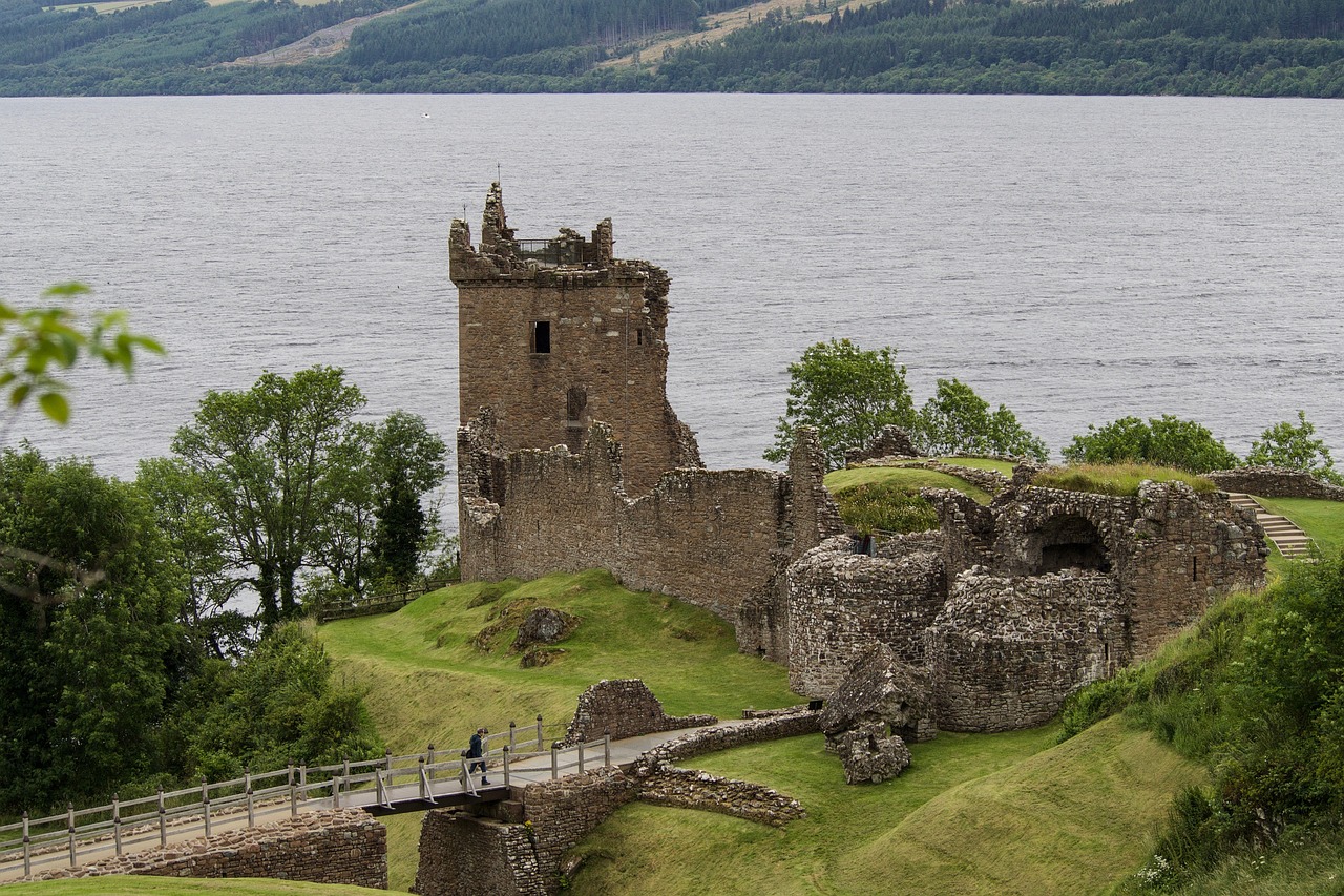 İskoçya'nın Nehir Kenarı Kaleleri Suyla Sınırlanan Tarihi Eserler